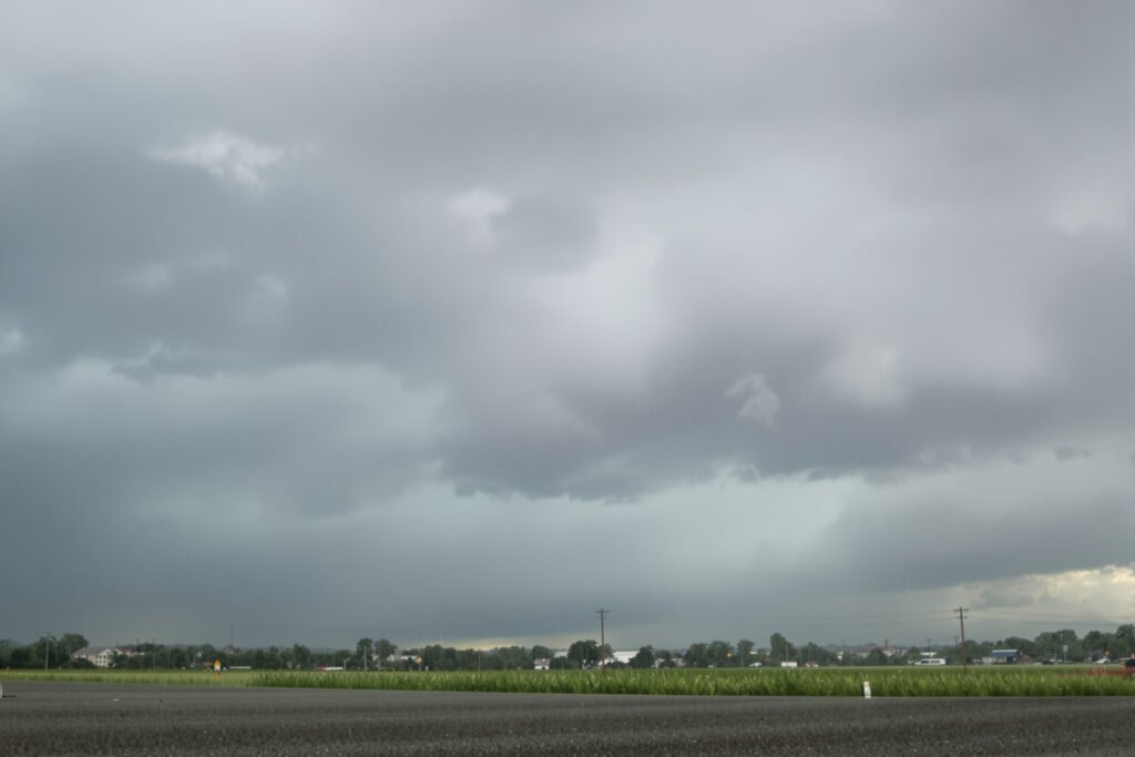 Nubes de tormenta oscuras sobre campos inundados, escenario típico del fenómeno de Súper Niño en Argentina.