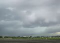 Nubes de tormenta oscuras sobre campos inundados, escenario típico del fenómeno de Súper Niño en Argentina.