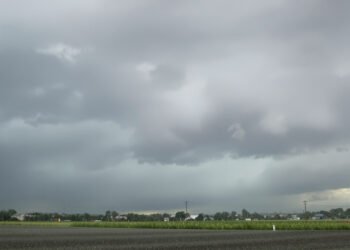 Nubes de tormenta oscuras sobre campos inundados, escenario típico del fenómeno de Súper Niño en Argentina.