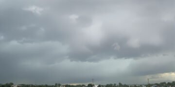 Nubes de tormenta oscuras sobre campos inundados, escenario típico del fenómeno de Súper Niño en Argentina.