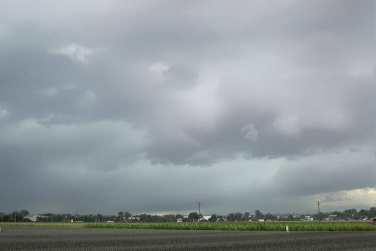 Nubes de tormenta oscuras sobre campos inundados, escenario típico del fenómeno de Súper Niño en Argentina.