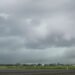 Nubes de tormenta oscuras sobre campos inundados, escenario típico del fenómeno de Súper Niño en Argentina.