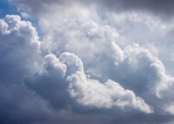 Nubes de tormenta densas sobre el cielo argentino, vinculadas al impacto del Súper Niño en Argentina.