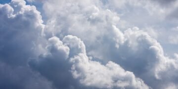 Nubes de tormenta densas sobre el cielo argentino, vinculadas al impacto del Súper Niño en Argentina.