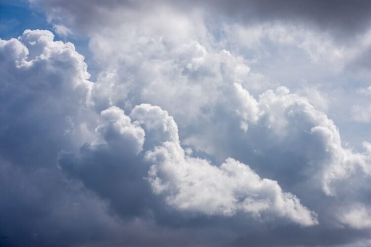 Nubes de tormenta densas sobre el cielo argentino, vinculadas al impacto del Súper Niño en Argentina.