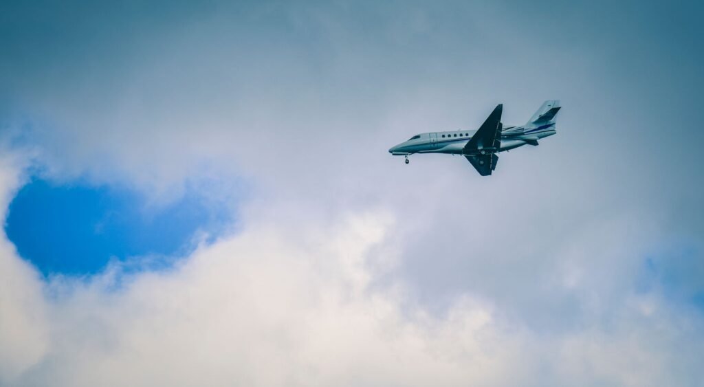 Jet privado en vuelo, símbolo de las emisiones de carbono del 0,1% más rico del planeta.