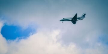 Jet privado en vuelo, símbolo de las emisiones de carbono del 0,1% más rico del planeta.