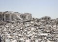 Escombros de edificio dañado por terremoto en zona urbana de Centroamérica.