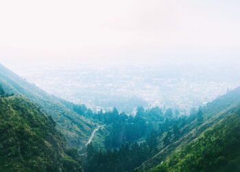 Paisaje montañoso del Tíbet afectado por actividad sísmica en zona de alta altitud.