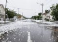 Calle inundada tras tormenta de granizo con piedras de hielo acumuladas en Argentina