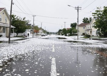 Calle inundada tras tormenta de granizo con piedras de hielo acumuladas en Argentina