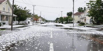 Calle inundada tras tormenta de granizo con piedras de hielo acumuladas en Argentina