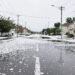 Calle inundada tras tormenta de granizo con piedras de hielo acumuladas en Argentina