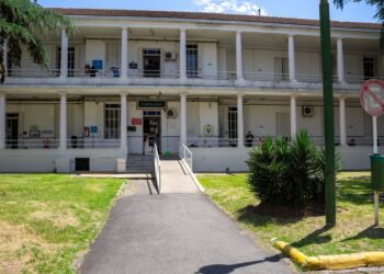 Pasillo de hospital público en Argentina, donde avanza la tuberculosis por falta de inversión sanitaria.