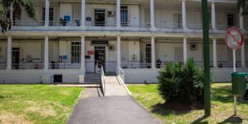 Pasillo de hospital público en Argentina, donde avanza la tuberculosis por falta de inversión sanitaria.