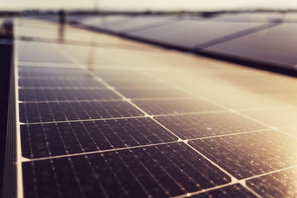 Campo de paneles solares al atardecer en España, símbolo de la investigación en hidrógeno con energía solar.