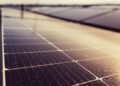 Campo de paneles solares al atardecer en España, símbolo de la investigación en hidrógeno con energía solar.
