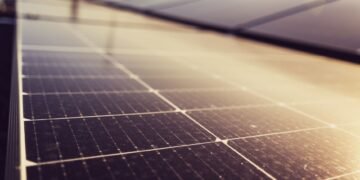 Campo de paneles solares al atardecer en España, símbolo de la investigación en hidrógeno con energía solar.