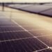Campo de paneles solares al atardecer en España, símbolo de la investigación en hidrógeno con energía solar.