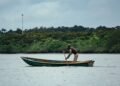 Pescadores artesanales en el río Magdalena, Colombia, región donde trabaja la lideresa ambiental Yuly Velásquez.