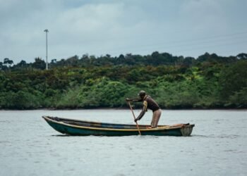 Pescadores artesanales en el río Magdalena, Colombia, región donde trabaja la lideresa ambiental Yuly Velásquez.