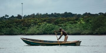 Pescadores artesanales en el río Magdalena, Colombia, región donde trabaja la lideresa ambiental Yuly Velásquez.