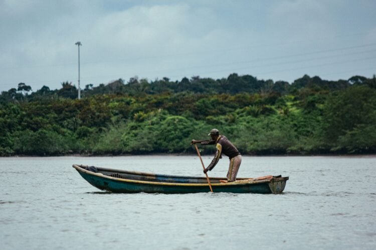 Pescadores artesanales en el río Magdalena, Colombia, región donde trabaja la lideresa ambiental Yuly Velásquez.